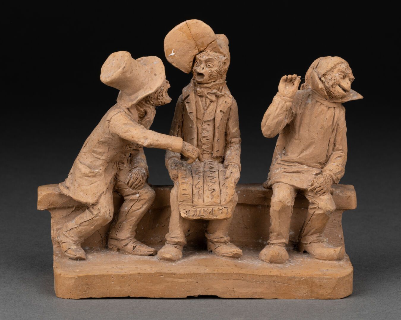 L. DEBORDE 三只猴子在长椅上的讨论

浇铸、刻画和抛光的粘土

背面的签名

H.10 cm - W. 11 cm - D. 4.5 cm