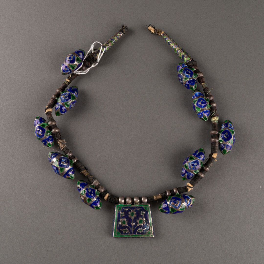 Null 卵形珠子和花朵图案的颈链

金属，部分涂有绿色和蓝色珐琅。

L. 47 cm

轻微磨损