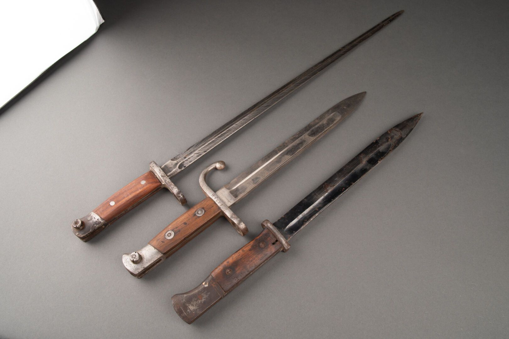 Ensemble de baïonnettes 包括一把毛瑟98K刺刀，木板和青铜刀。总长38.5厘米，德国二战时期。

一把恩菲尔德1907年的刺刀，双刃刀和&hellip;