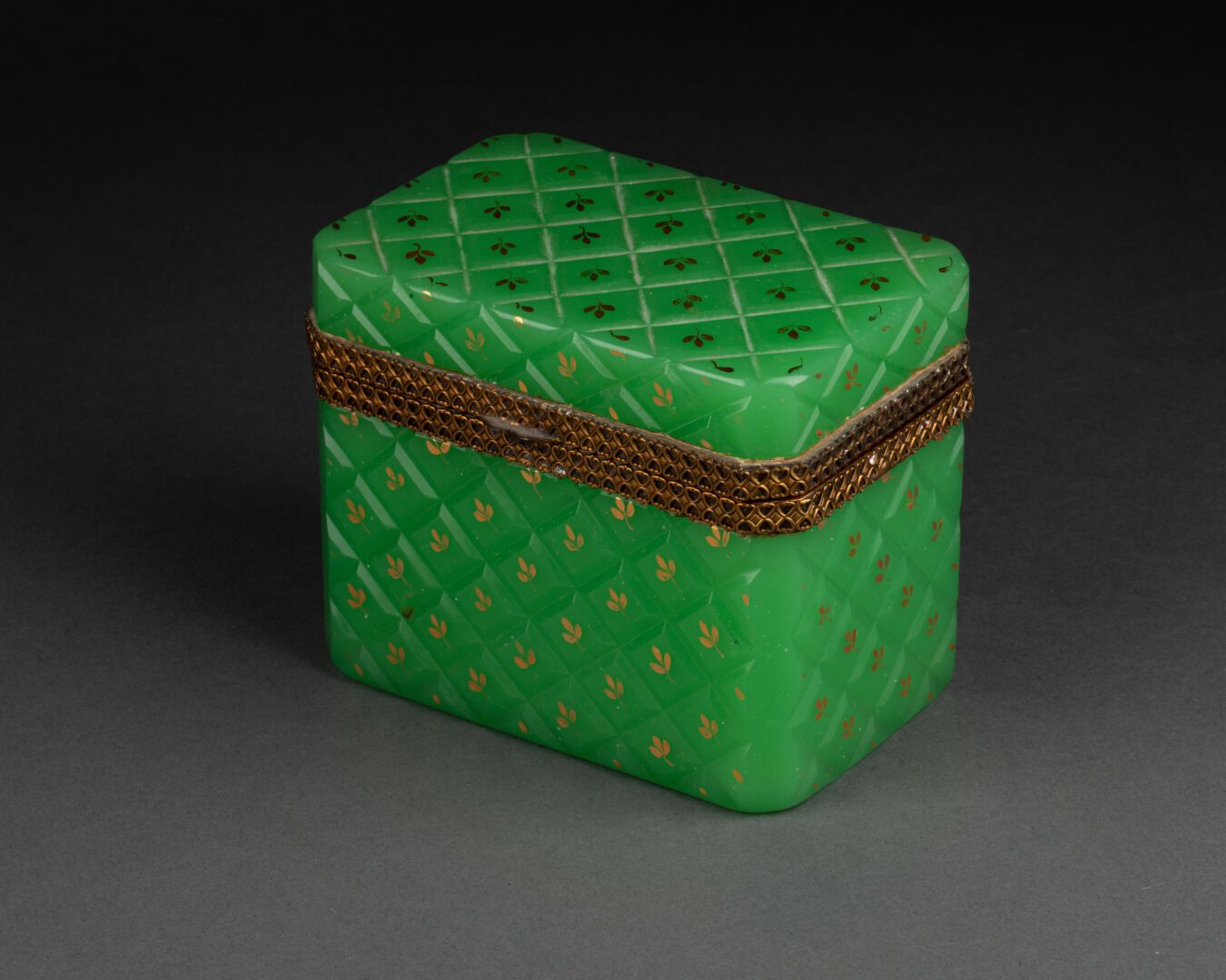 Null 长方形珠宝盒，装饰有刻有菱形图案的花茎

翡翠绿着色乳白玻璃

H.10 cm - W. 13 cm - D. 8 cm

磨损的