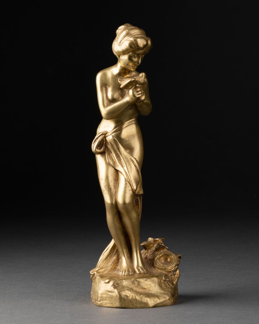 MauRicE BOuVal (1863-1916) Junge Frau, die eine Turteltaube hält. 

Bronzeabguss&hellip;