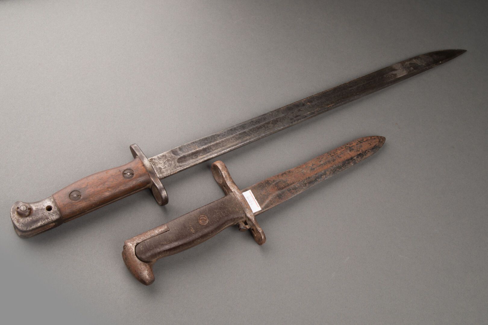 Ensemble de baïonnettes 包括一把无刀鞘的恩菲尔德刺刀，日期为1907年，威尔金森制造；英国，一战时期。长：56厘米

M1 大型刺刀，缩&hellip;