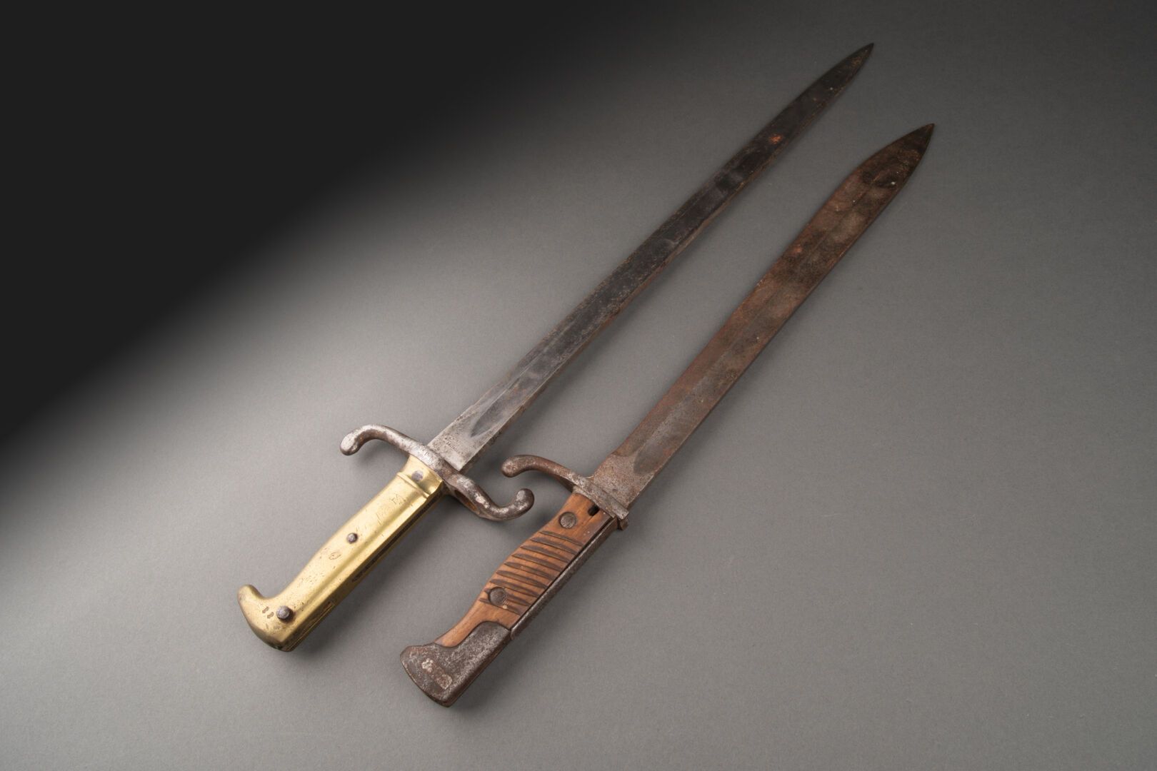 Ensemble de baïonnettes allemandes 包括一把由索林根的戈特利布制作的毛瑟K98-05刺刀，长度：50厘米

无刀鞘，氧化，一战&hellip;