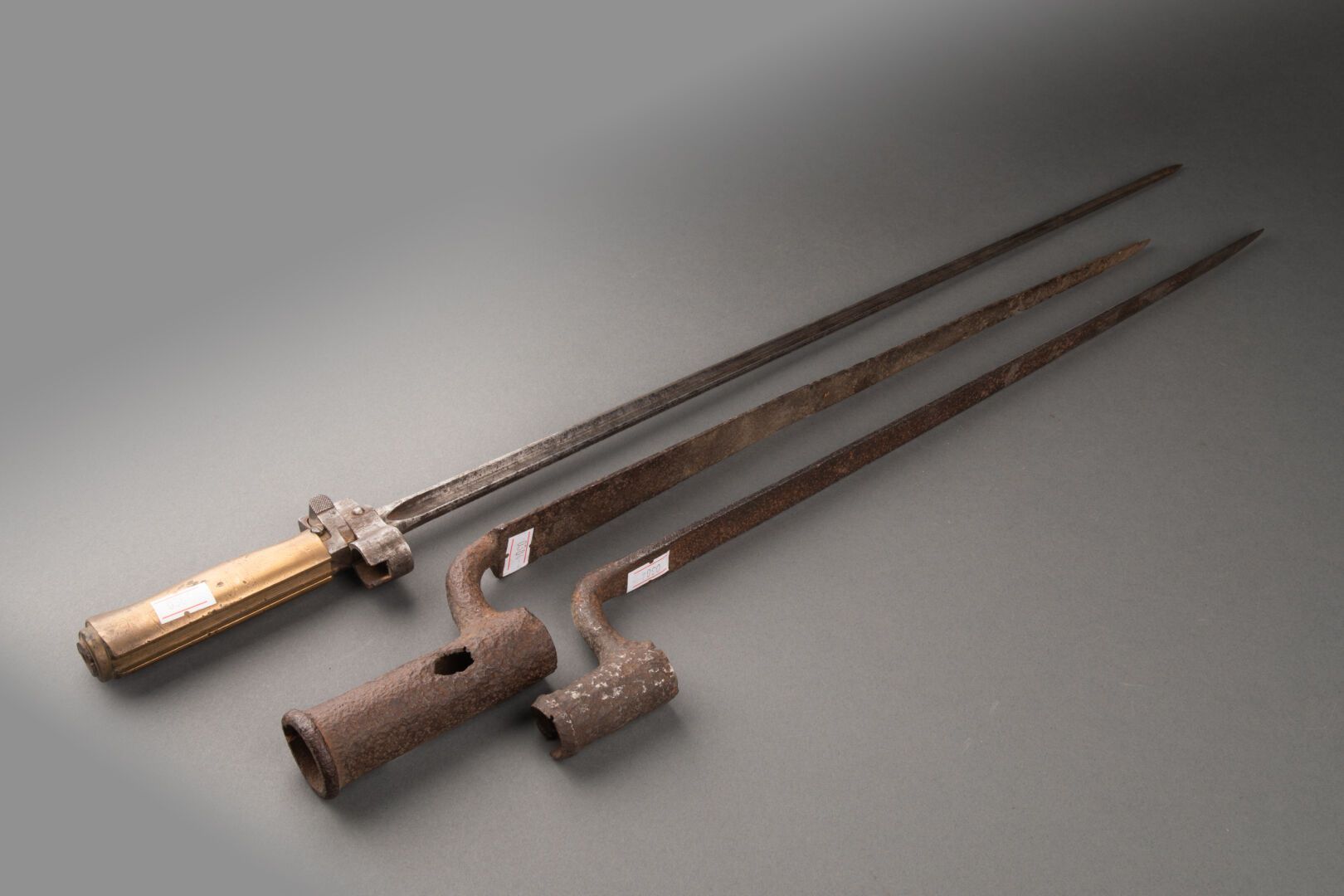 Ensemble de trois baïonnettes 包括一把刺刀1886-15，64厘米

一把带插座的刺刀，刀身为三角形截面，18世纪。

点蚀，长度&hellip;