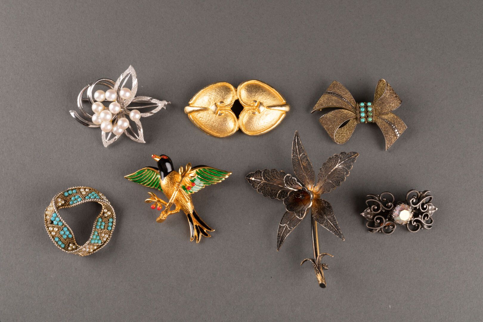 Null 包括7个针头在内的花式珠宝拍品

镀金金属，镀银金属，一个珐琅彩
