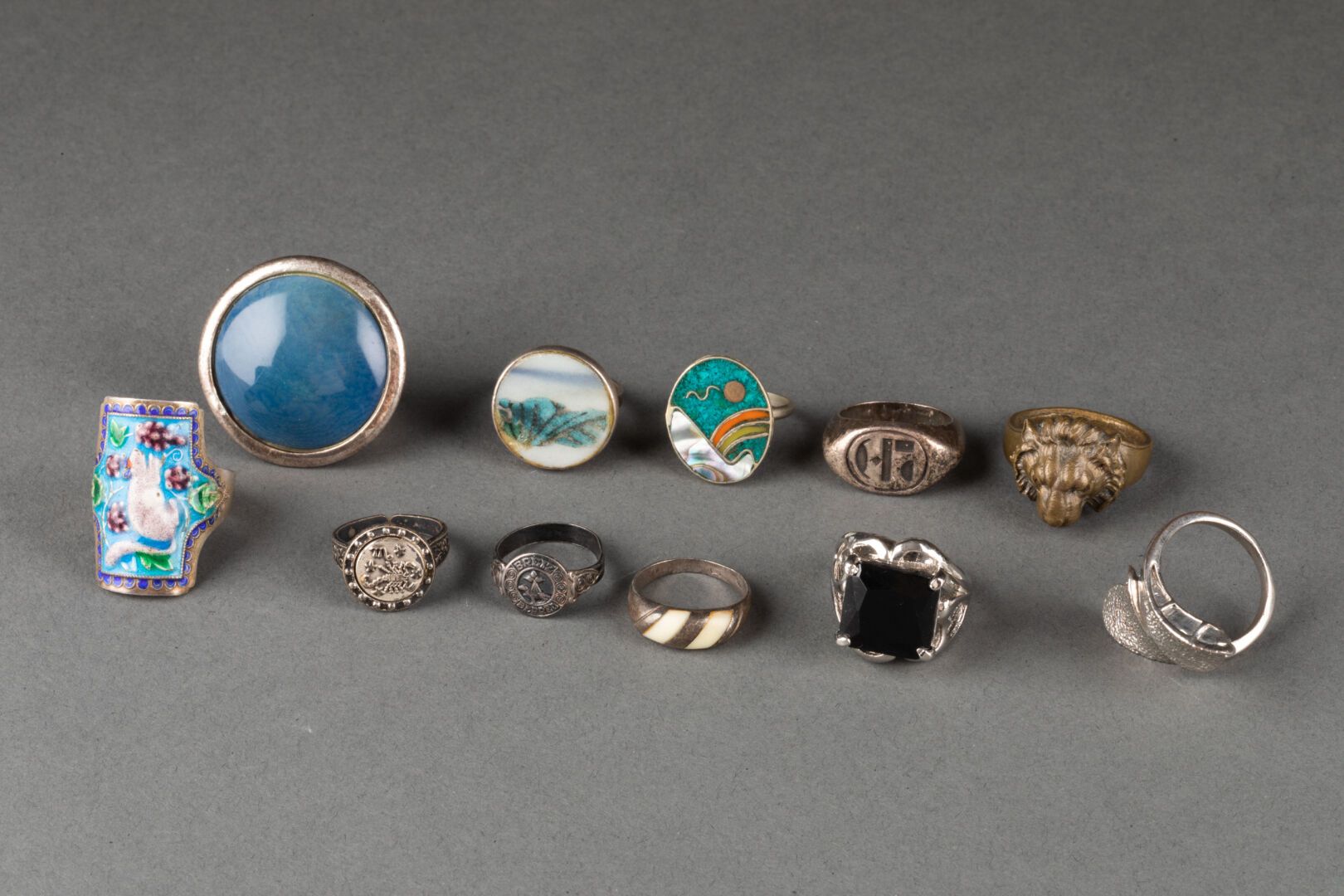 Null 收集11个花式戒指

镀银的金属，有些是珐琅的