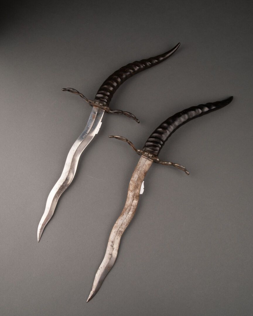 Paire de poignards flamboyant Pair of flaming daggers. Mounting in horn and iron&hellip;