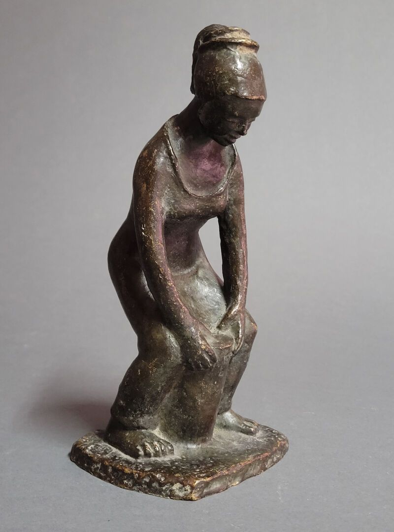 Lucile PASSAVANT (1910-2012) Femme au fardeau 

Bronze à patine noire 

Signé su&hellip;