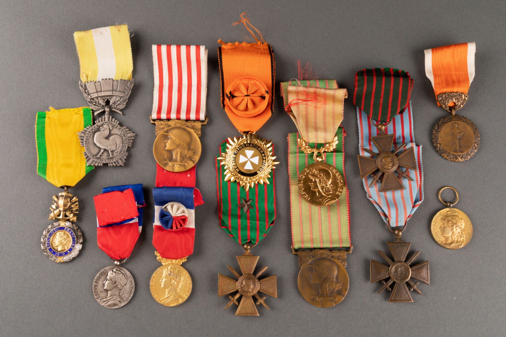 Lot de 13 médailles et insignes (médaille commémorative opérations sécurité et m&hellip;