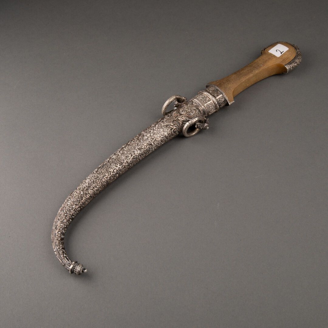 Somptueux poignard marocain dit Koumia 奢华的摩洛哥匕首，名为Koumia，角和银框。

银质鞍座上有花卉装饰，角质手柄（&hellip;