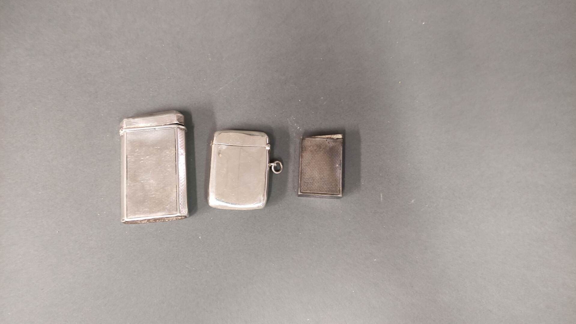 Null Set von drei ETUIS 

Silber, ziseliert, punziert 

Gesamtnettogewicht 113 g