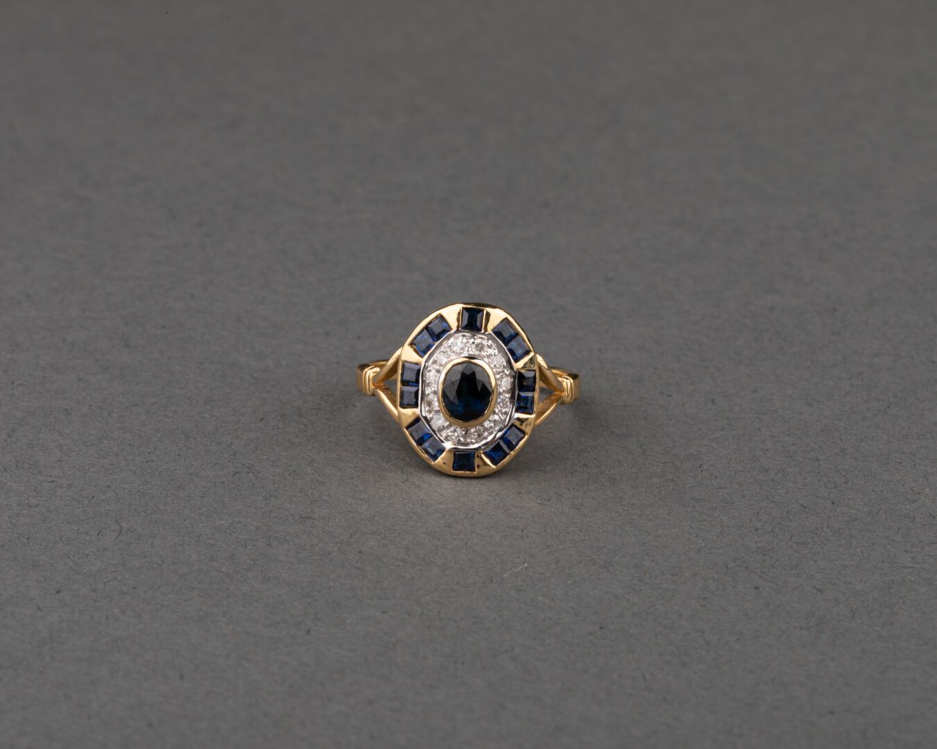 [Bijoux] 戒指

八角形表圈上镶嵌着蓝色尖晶石，背景辉煌。

黃金

毛重 3,9 g