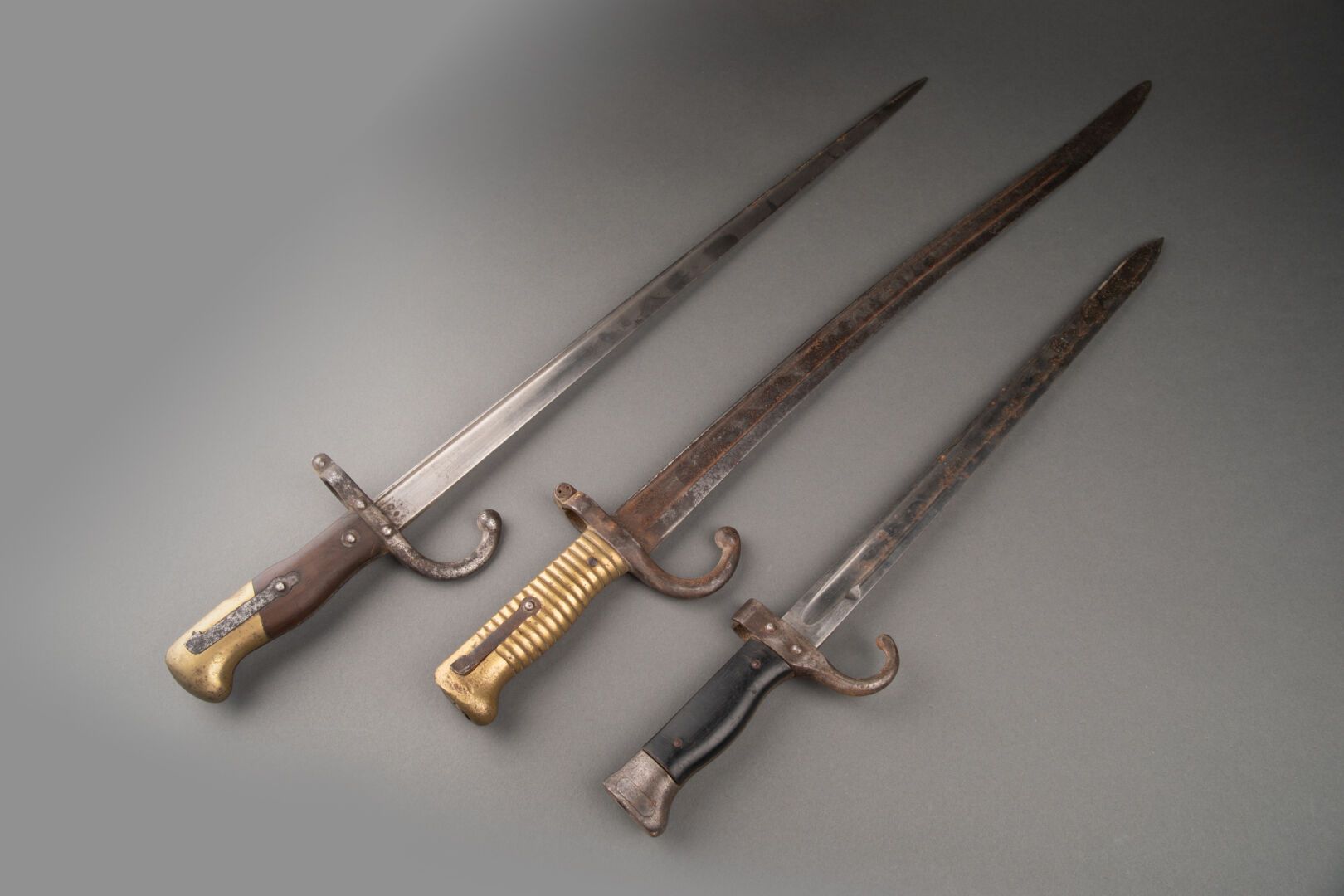 Ensemble de trois baïonnettes françaises 包括一把1866年型Chassepot的刺刀。

一把1892型Berthie&hellip;