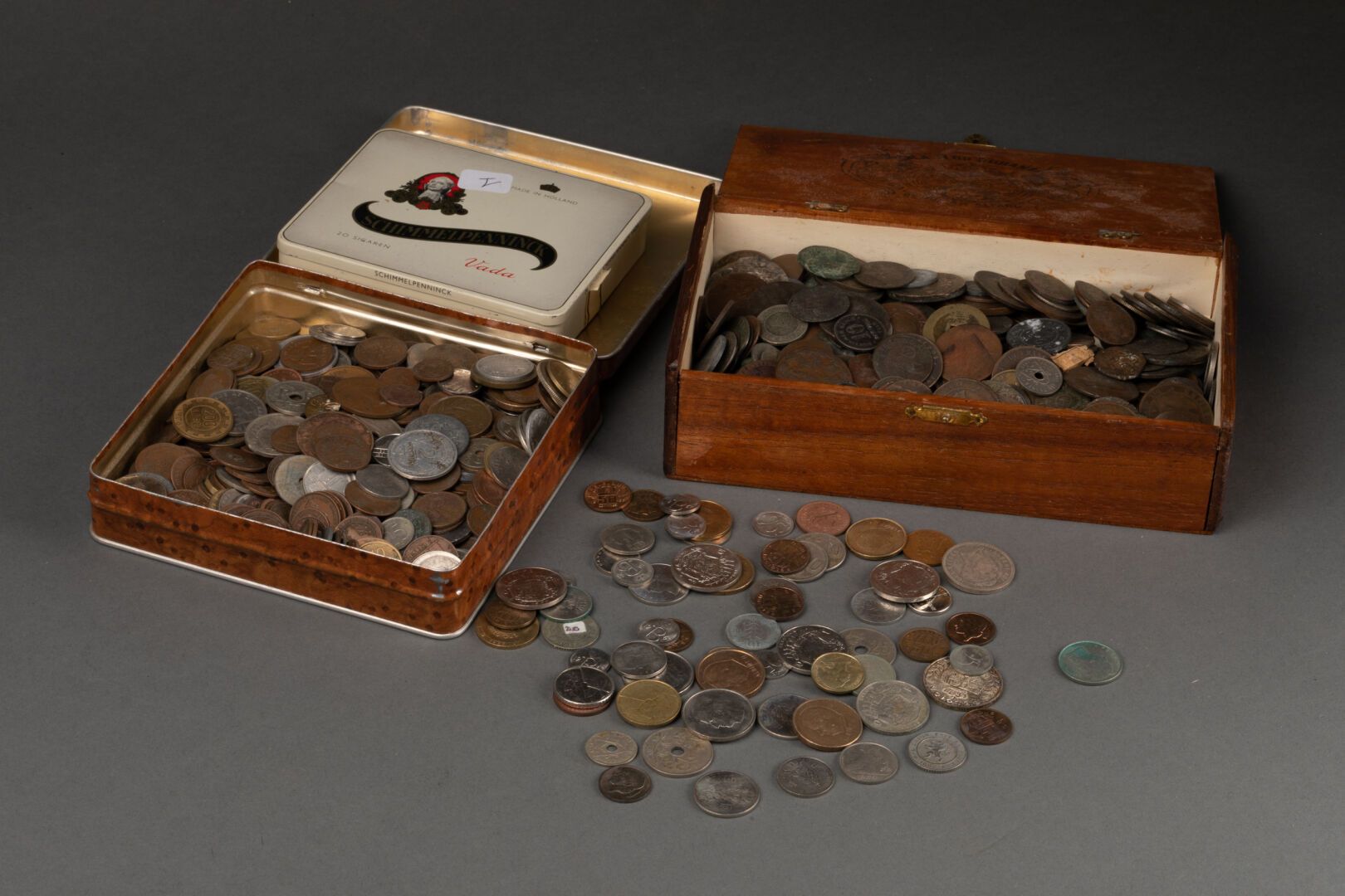LOT DE MONNAIES Umfangreiche Sammlung französischer und ausländischer Münzen, ha&hellip;