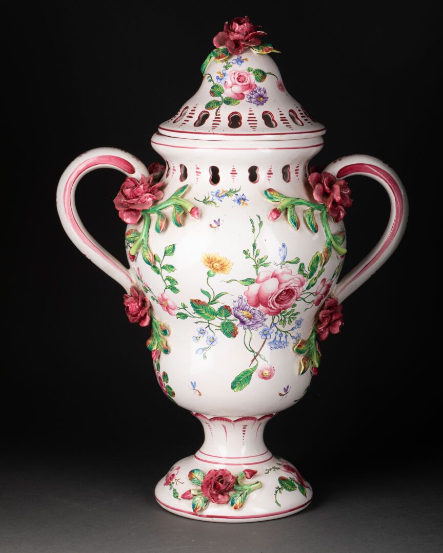 Manufacture de l'EST - XXe siècle 带两只手的柱状壶（POT POURRI） 
绘有浮雕的玫瑰花装饰 
小火的陶器 
寡妇佩林的&hellip;