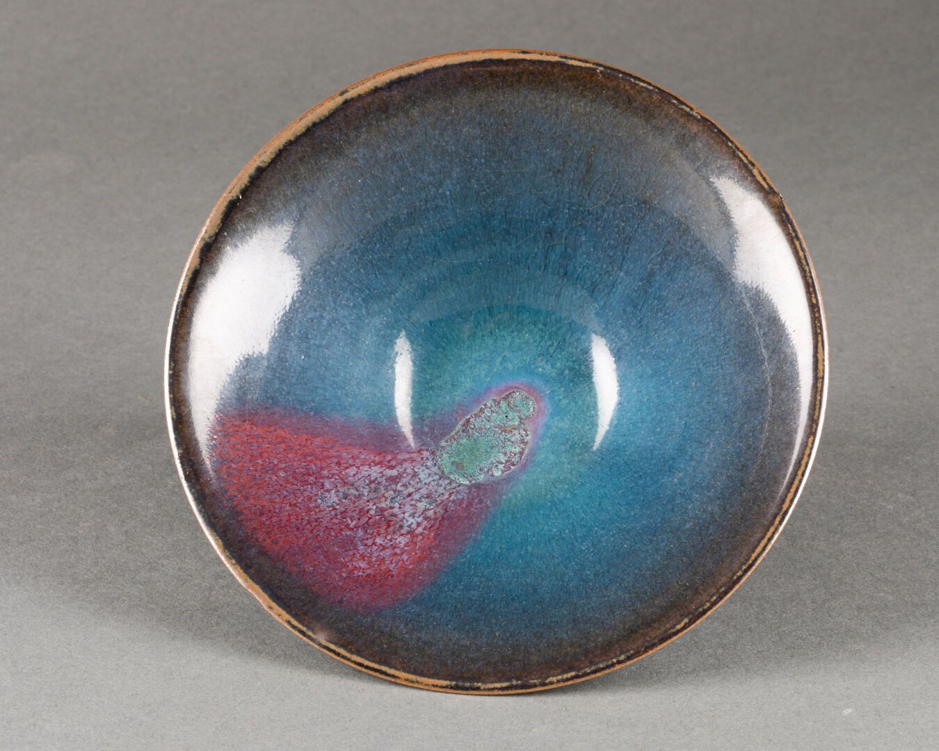 CHINE Jun Covered Bowl 
Glazed stoneware 
H. 6.5 cm - Diam. 114.5 cm