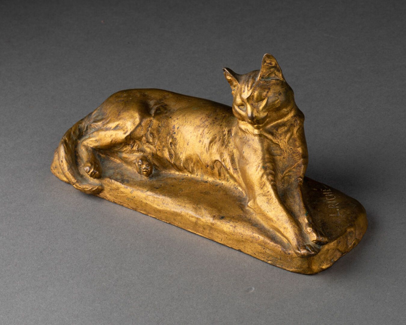 Louis RICHE (1877-1949) 躺着的猫

带有金色铜锈的青铜证明

签名："L. RICHE

H.8 cm - W. 18 cm - D. &hellip;
