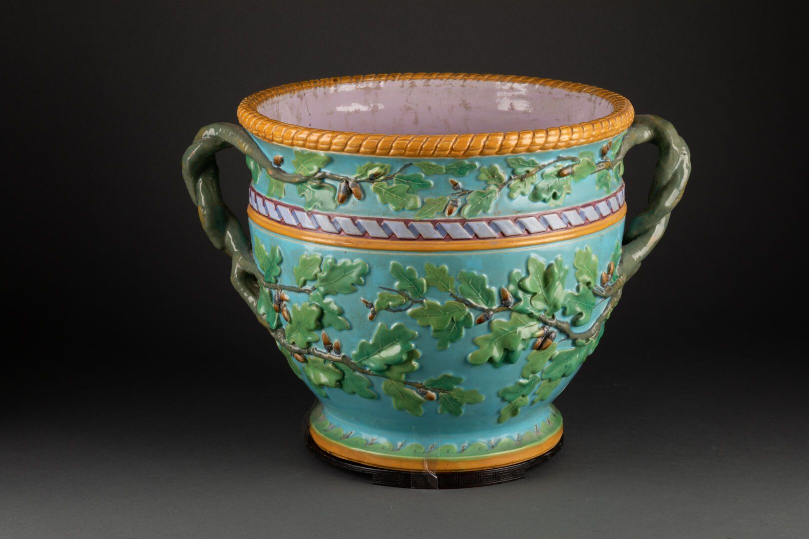 MINTON - Fin du XIXème siècle Cache-pot à décor en léger relief de feuilles de c&hellip;