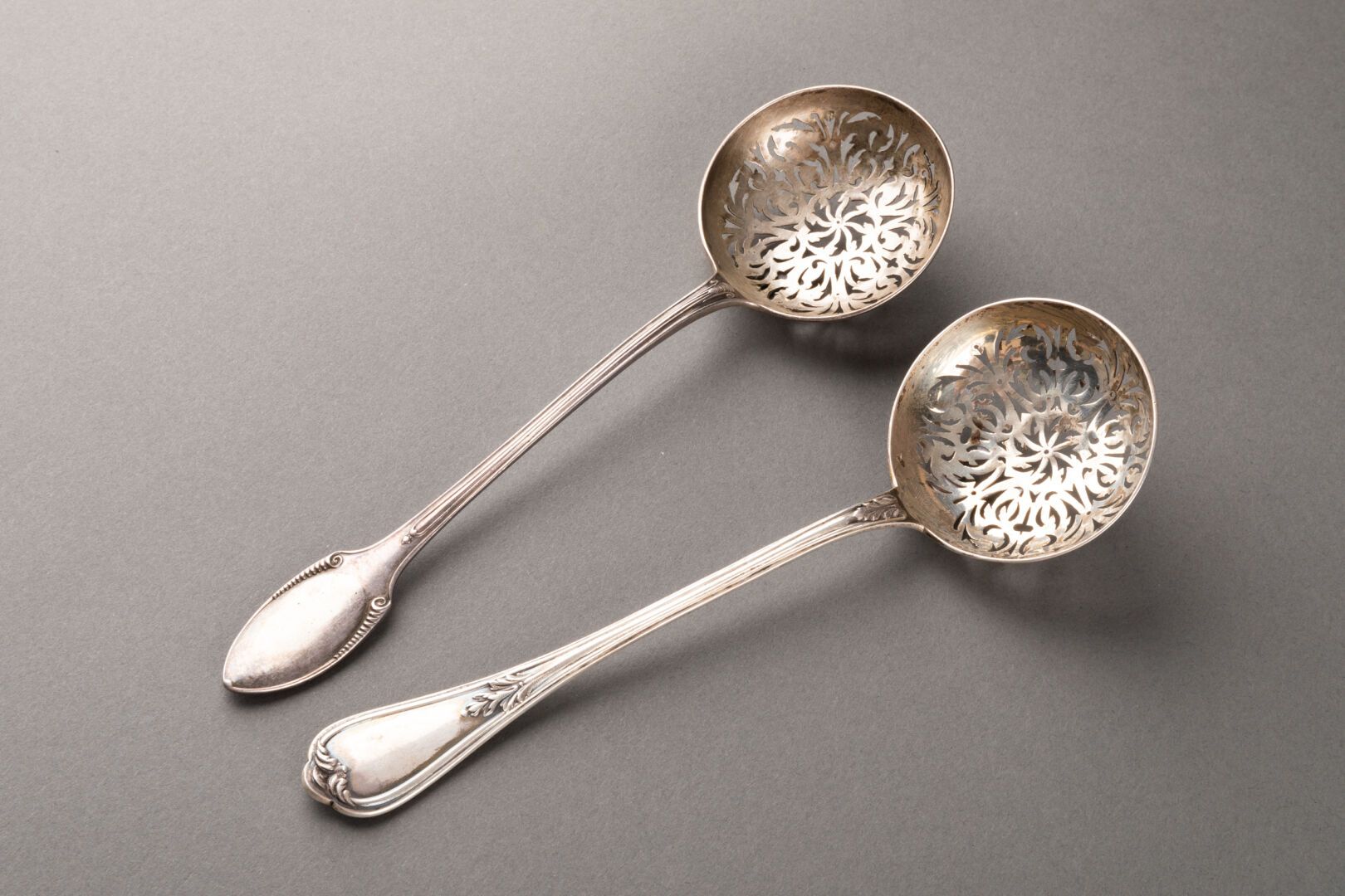 Null Set of two spoons to SAUPOUDRER 

One with scrolls, the other with acanthus&hellip;