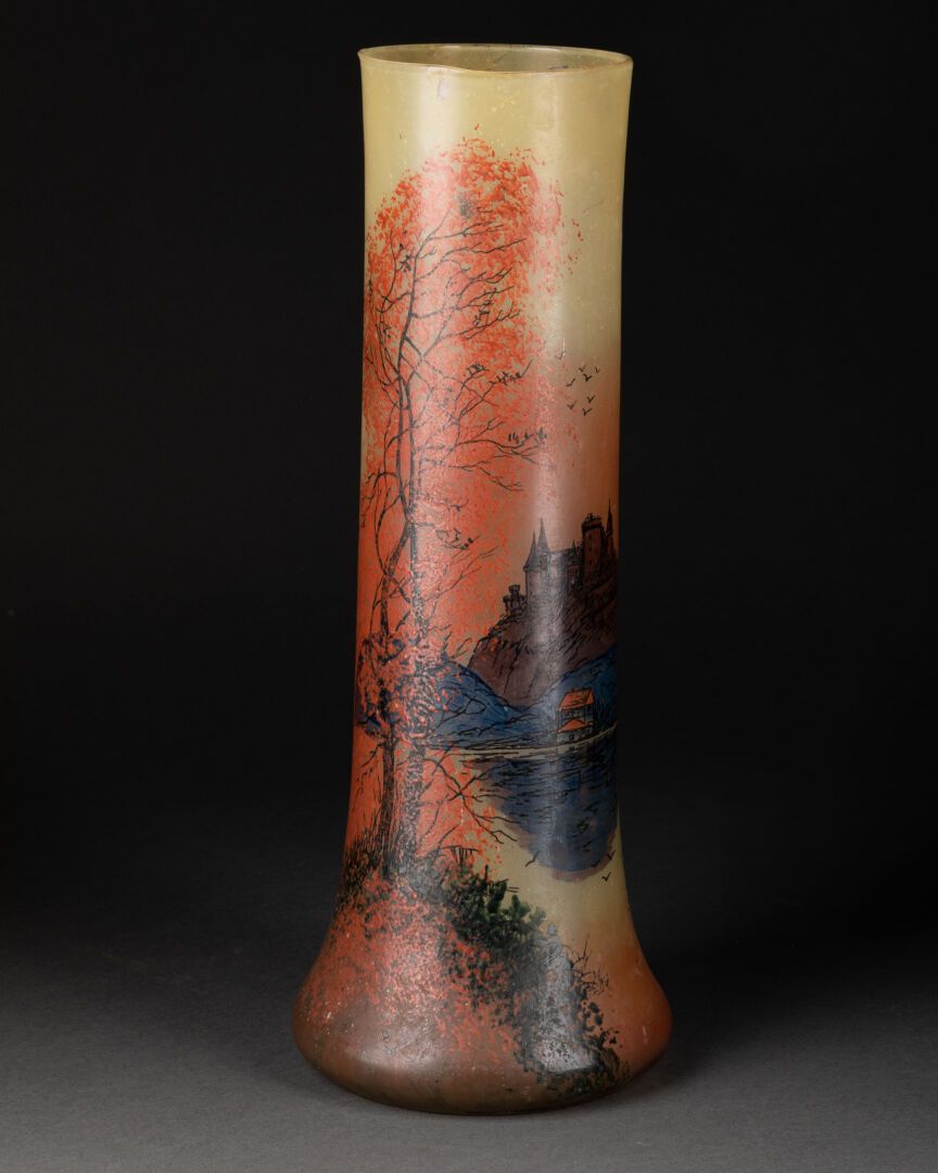 François-Théodore LEGRAS (1839-1916), attribué à 圆柱形花瓶，瓶身低矮，装饰有湖泊景观，地平线上有一座城堡

橙&hellip;