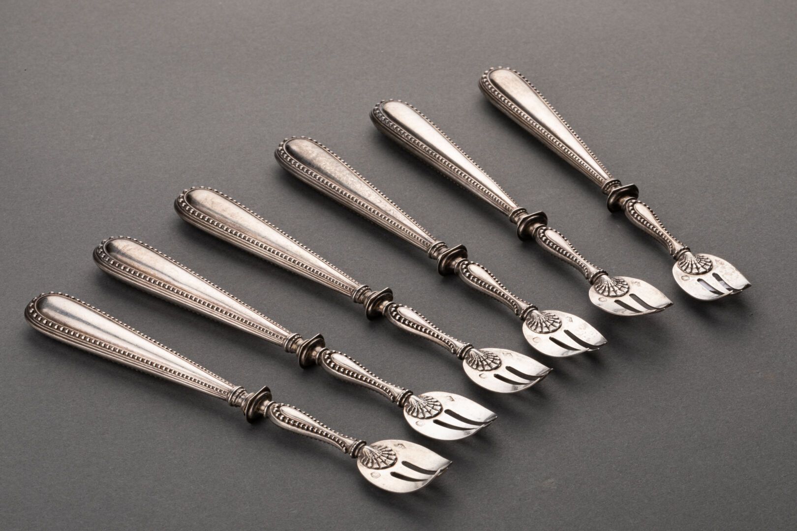 Null Suite of six FORKS 

The handle with pastilles 

Silver and silver plated 
&hellip;