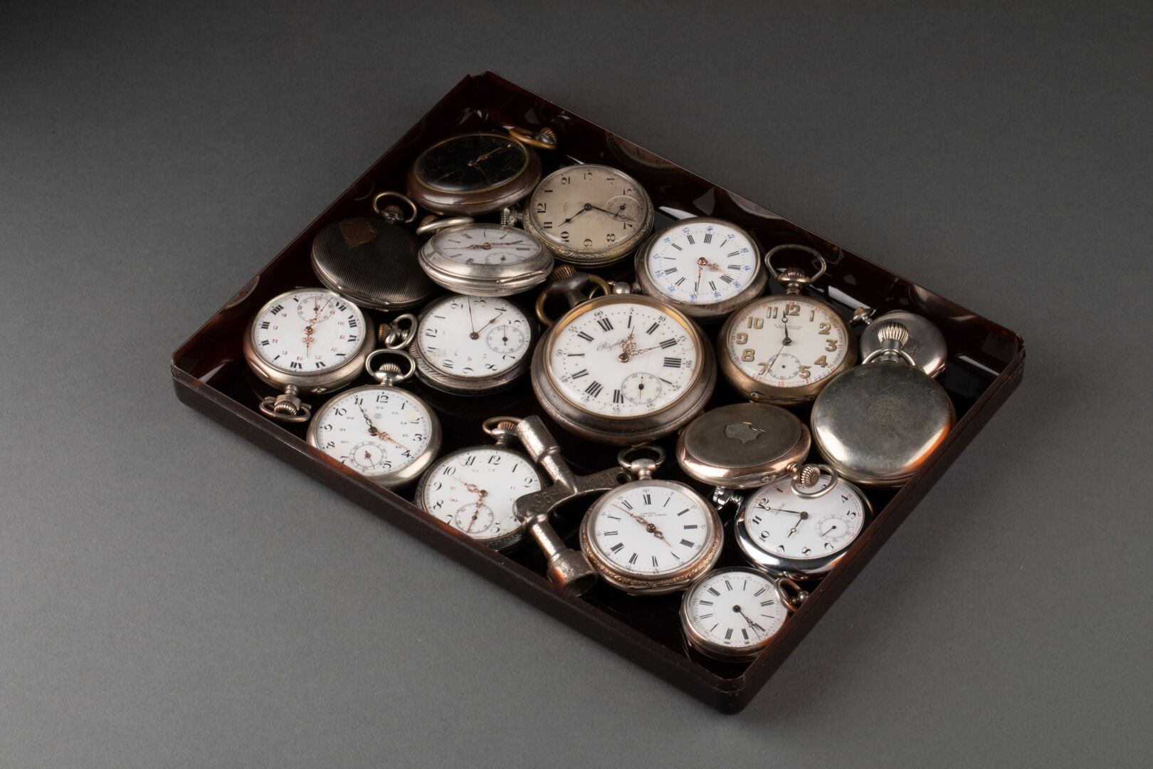 [MONTRES de GOUSSET] 收集怀表、领表和一个调节器（共17个）。

银色和镀银金属