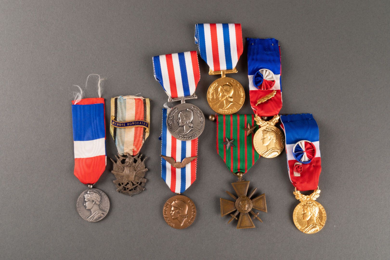 Lot de 8 décorations et insignes (médaille d'honneur des chemins de fer, ministè&hellip;