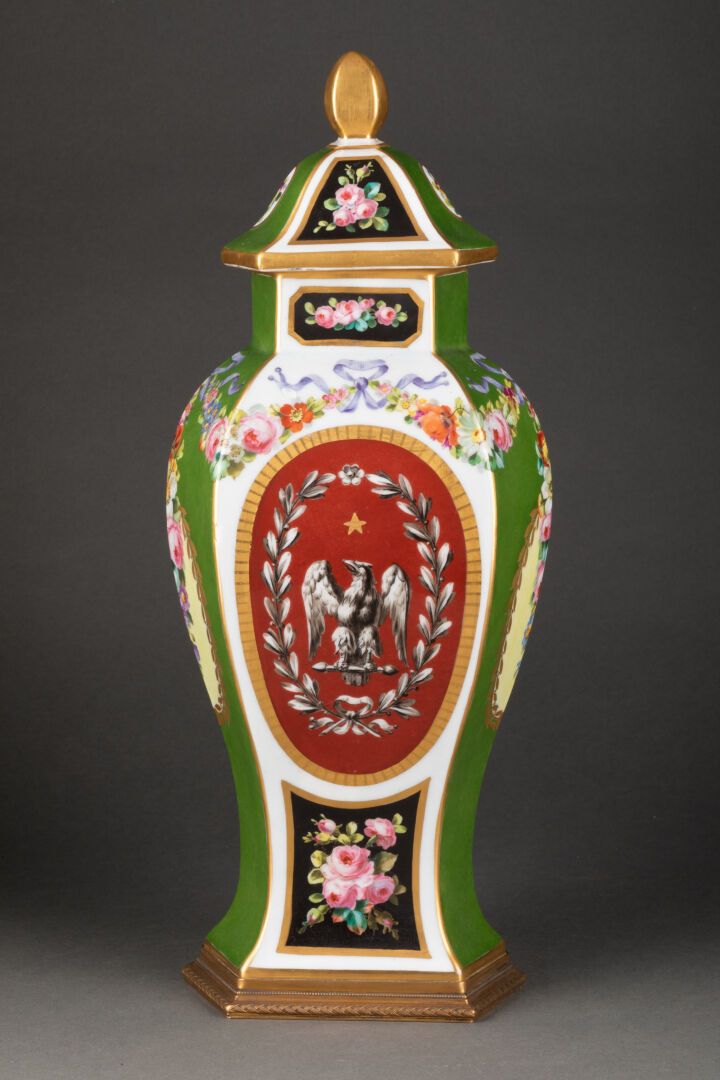 MANUFACTURE IMPERIALE DE SEVRES Gedeckte balusterförmige Vase mit sechseckigem Q&hellip;