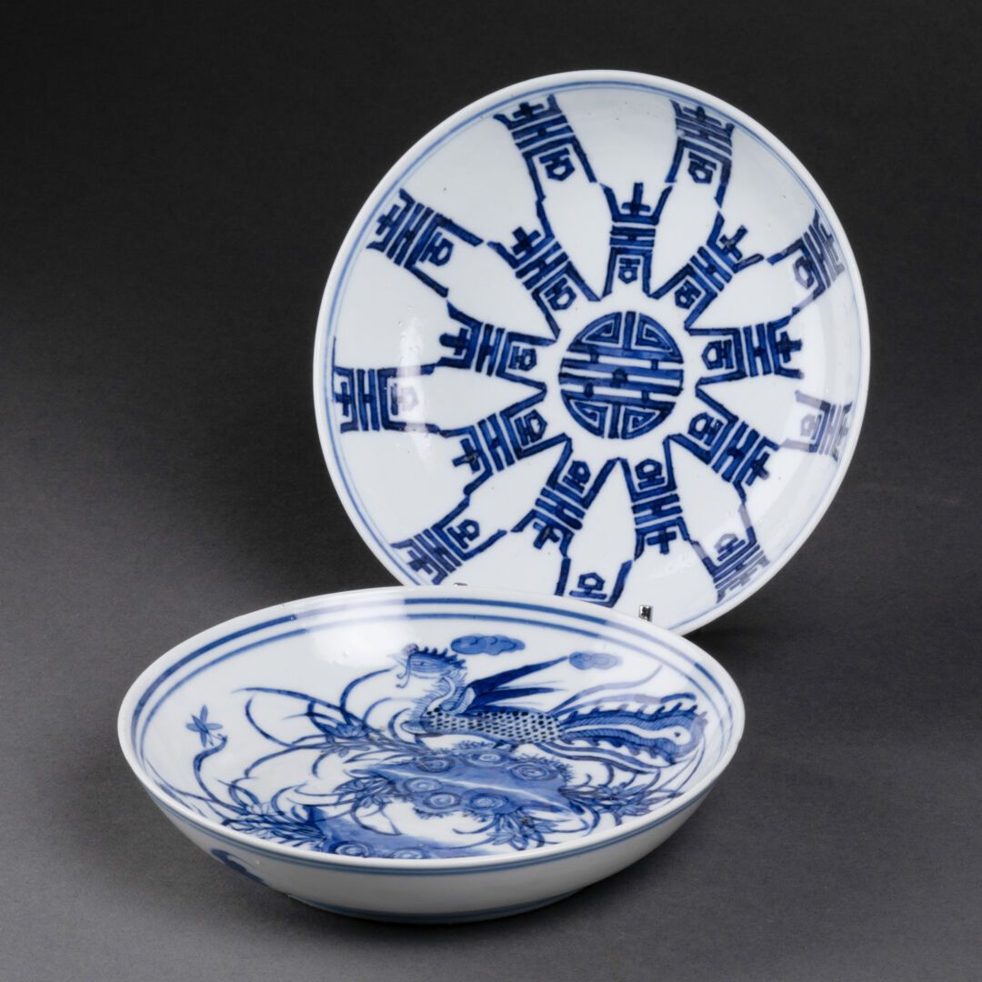 CHINE - XIXe siècle 一套两个盘子，一个饰有山水凤凰，另一个饰有寿字符号

瓷器和蓝色釉下彩

开州的四字标记

H.14.5厘米