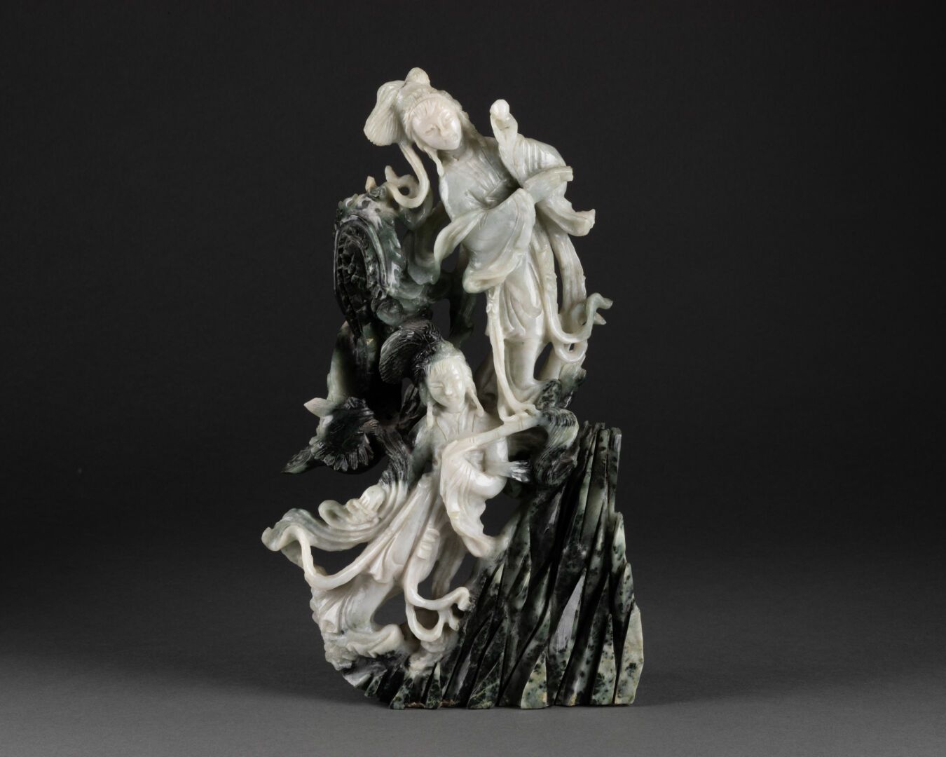CHINE - Vers 1900 Two court ladies on a rocky mound 

Carved jadeite 

H. 29 m 
&hellip;