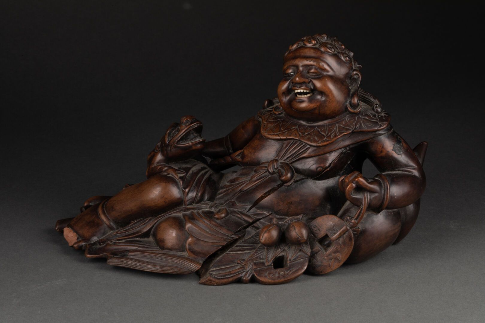 CHINE - Début XXe siècle BUDAI lying next to a Dog of Po 

Carved and patinated &hellip;
