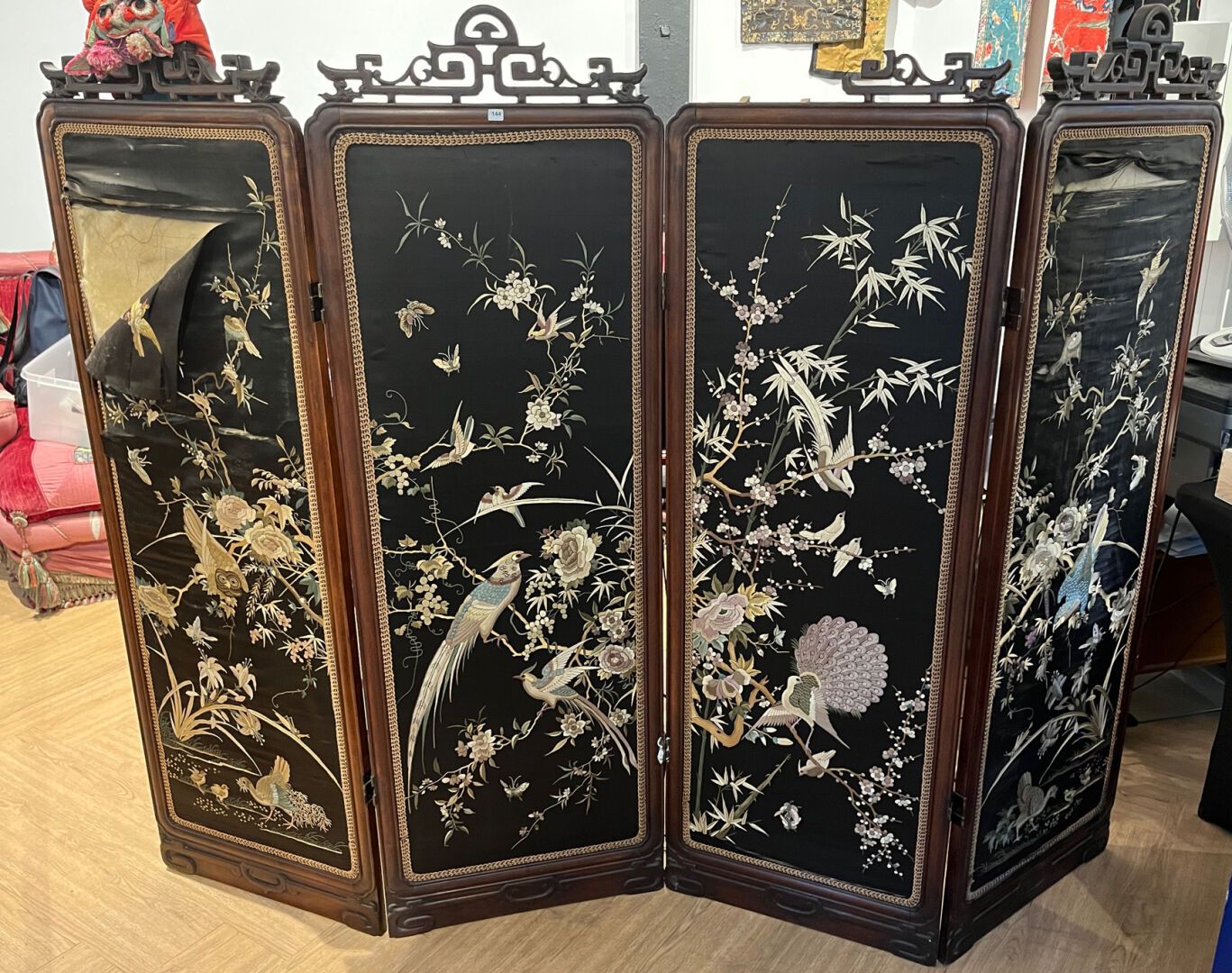 CHINE - Vers 1900 Four-leaf folding screen with branching birds

Black dyed silk&hellip;