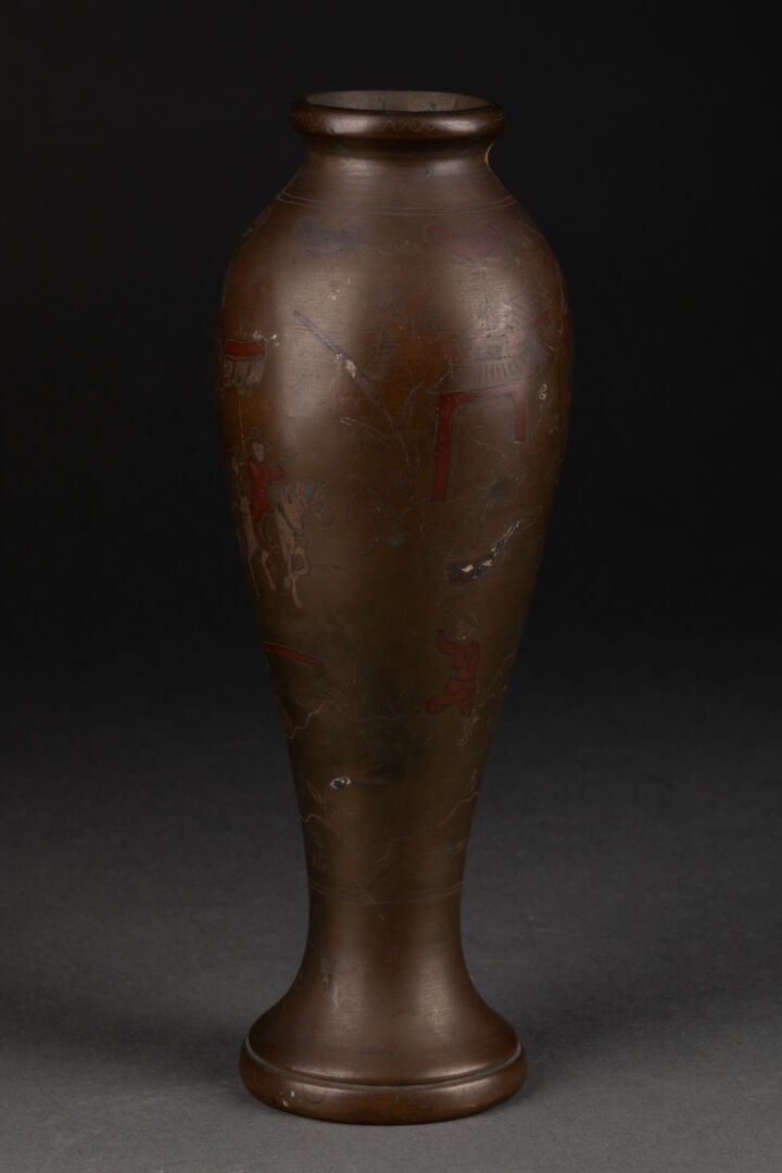 VIETNAM - Vers 1900 山水画装饰的小花瓶

青铜和镍合金

H.18,5厘米

划痕