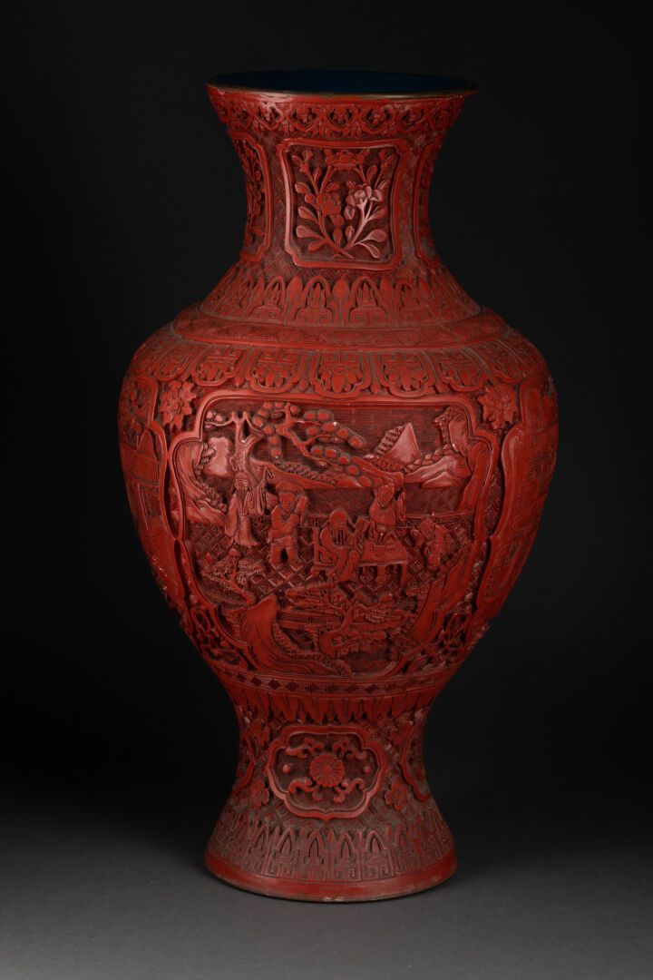 CHINE - XXe siècle 多棱镜花瓶，带动画场景的多棱镜花瓶

朱砂漆

H.46.5厘米

轻微损坏、修复