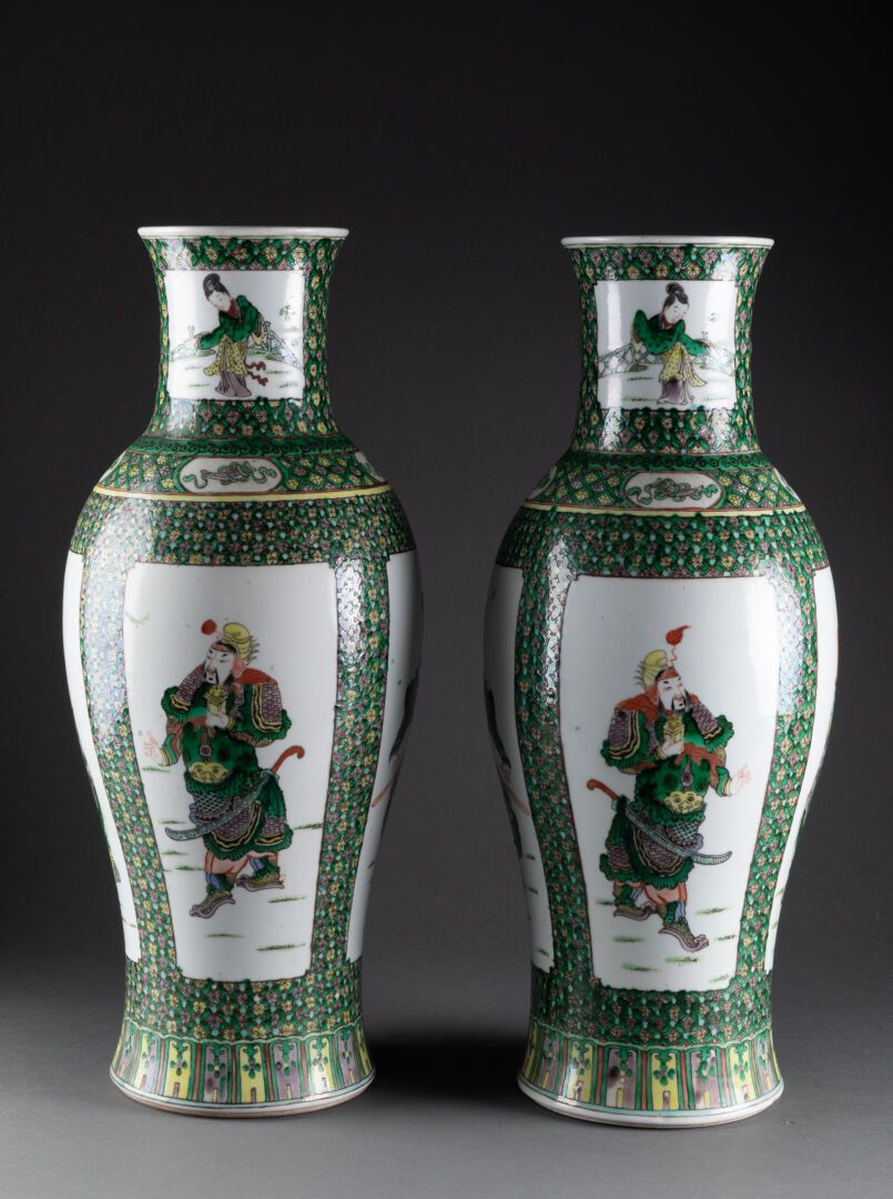 CHINE - XIXe siècle 绿色格子背景上装饰有四位政要的四叶护身符的一对巴斯特花瓶

绿色家族的瓷器和多色珐琅器

H.45厘米