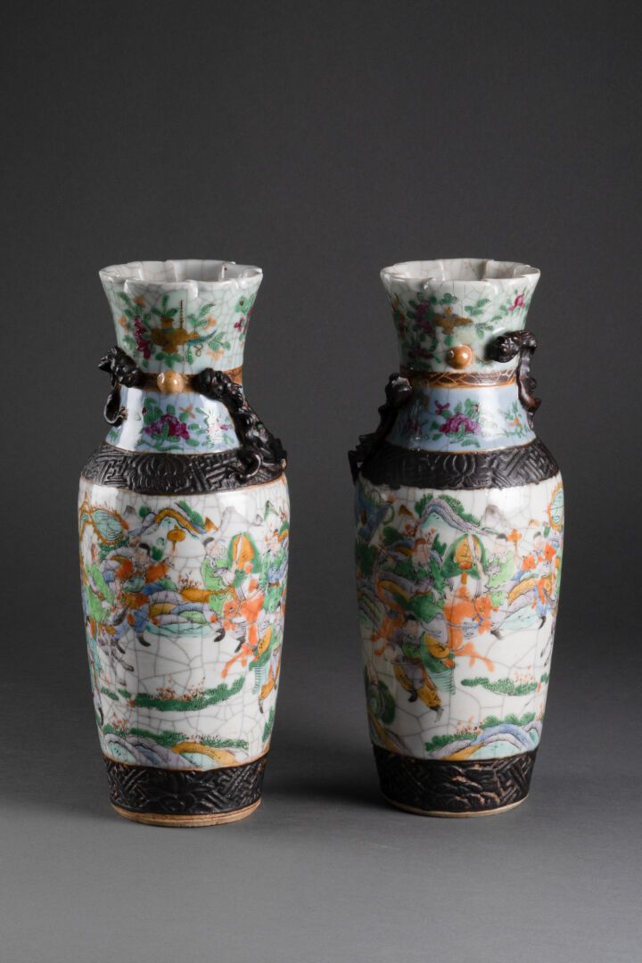 CHINE - Fin XIXe siècle 饰有政要的一对花瓶

肩部浮雕饰有追逐圣珠的龙。

瓷土

H.31.5厘米
