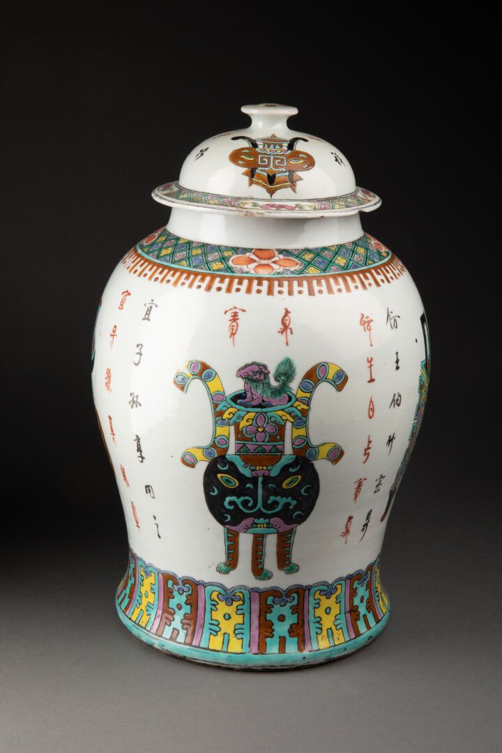 CHINE - Fin XIXe siècle POTICHE couverte à décor de vases archaïques 

Porcelain&hellip;