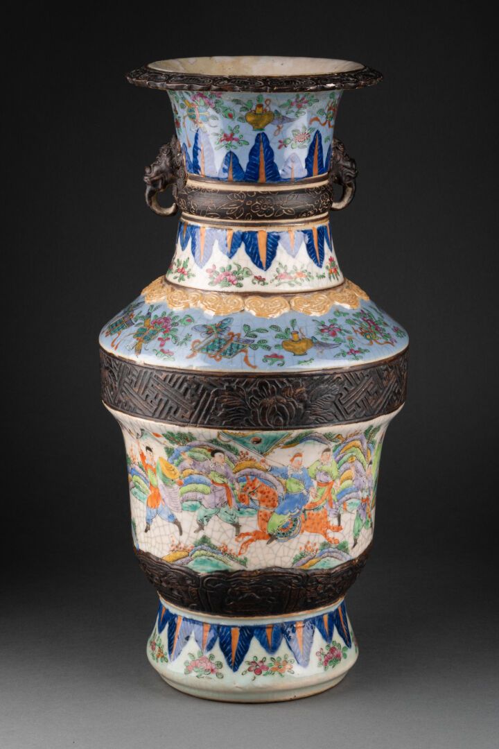 CHINE - Fin XIXe siècle VASE with flared body and poly-lobed neck 

The decorati&hellip;