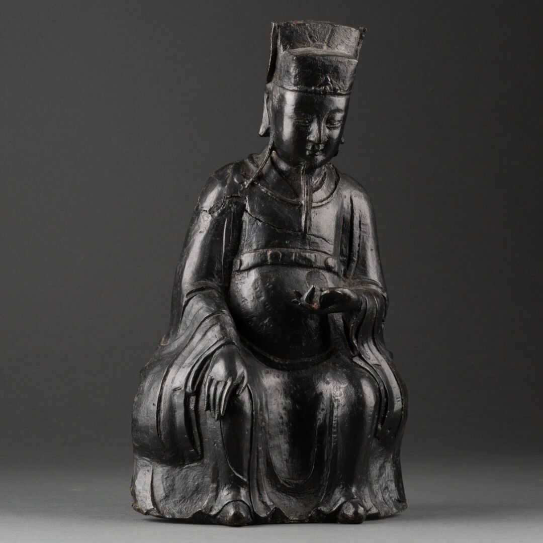 CHINE - Dynastie MING (1368-1644) 处于坐位的残疾人

带铜锈的青铜器

H.29.5厘米 - 长16.5厘米

背面的修复工作