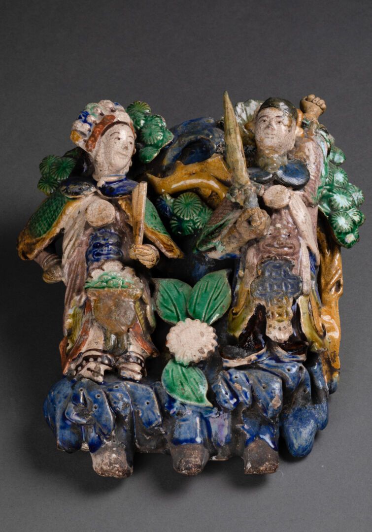 VIENAM - XIXe siècle 烛台，上面有两个高浮雕的贵宾装饰

蓝、绿、黄釉陶器

蔡麦窑

H.23厘米。L. 21 cm

缺少小块，釉面破损