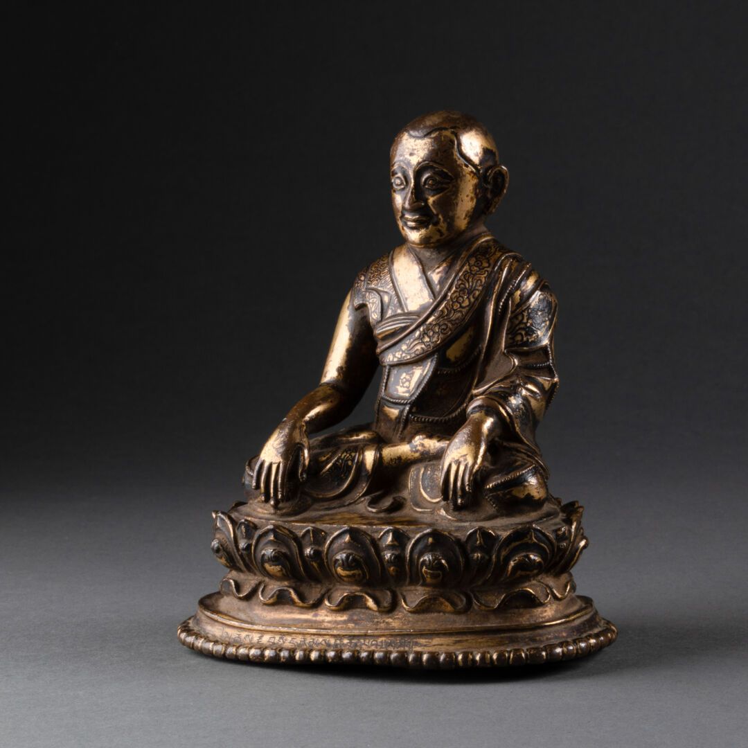 CHINE - Dynastie MING (1368-1644) 坐在莲花状底座上的毛利人

凿刻和镀金的青铜

12.5 x 10.5厘米