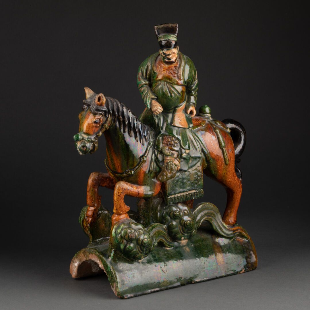 CHINE - XIXe siècle TUILE faitière figurant un cavalier 

Grès à couverte Sancai&hellip;