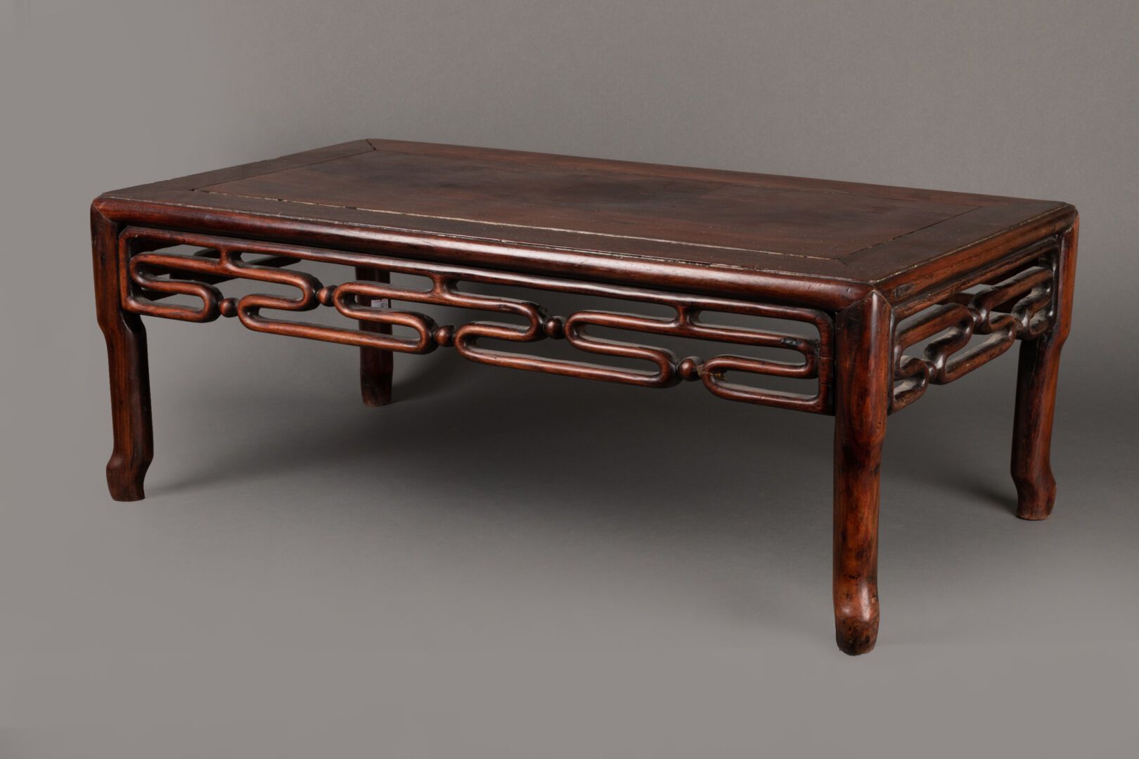 CHINE - XIXème siècle TABLE BASSE rectangulaire, la ceinture à motifs de nuées s&hellip;