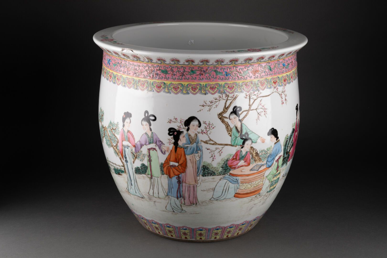 CHINE - XXe siècle 在花园里与宫廷里的女士们在一起的JUG

瓷器和多色珐琅彩

H.37 cm - D. 40 cm

芯片和修复