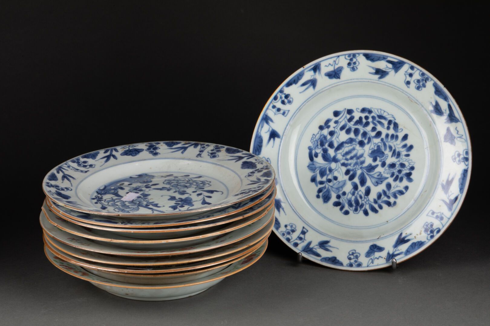 CHINE - XVIIIe siècle Set di 10 piatti fondi con decorazione floreale 

Porcella&hellip;
