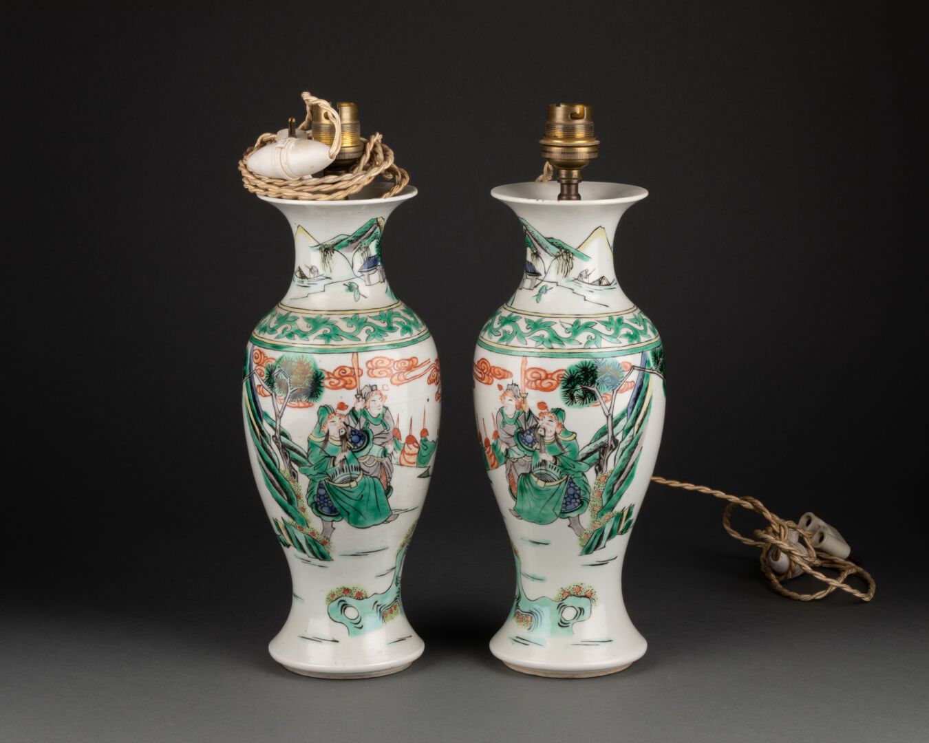 CHINE - Vers 1900 饰有政要场景的一对柱形花瓶

绿色家族的瓷器和珐琅器

H.26厘米

安装成灯