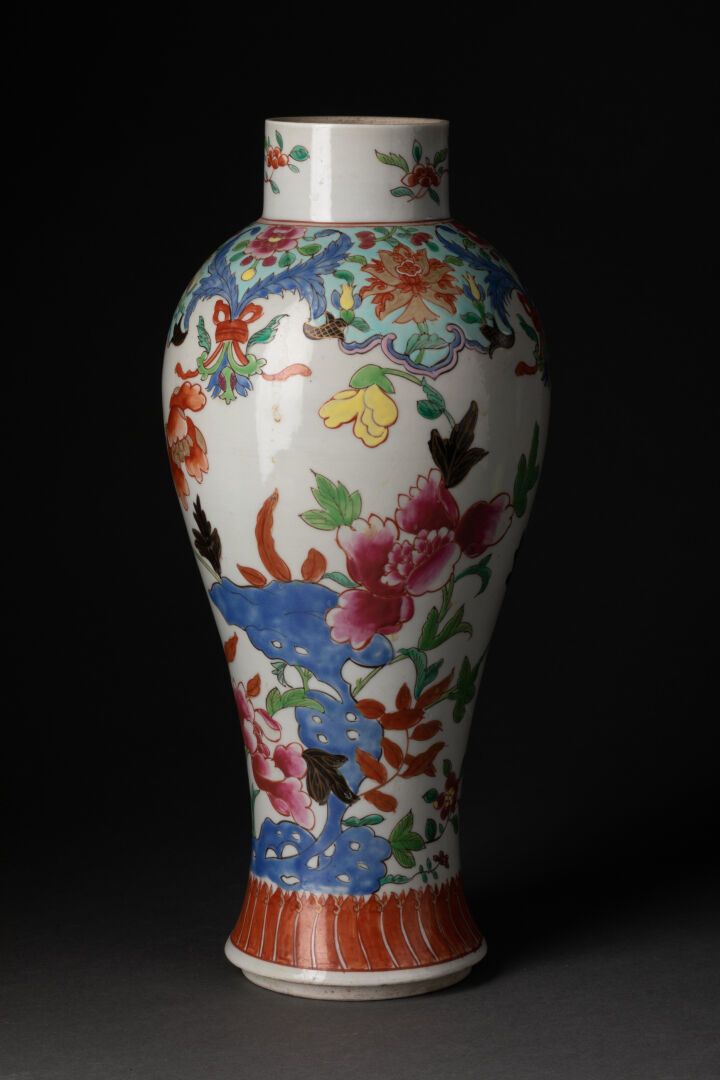 CHINE - XXème siècle Vaso a balaustro con decorazione floreale

Porcellana coper&hellip;