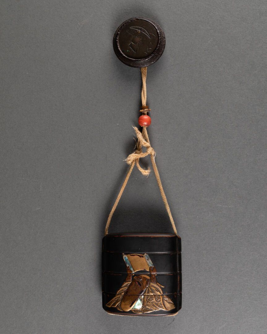 JAPON - Epoque MEIJI (1868-1912) Inro à trois compartiments, le décor d'un perso&hellip;
