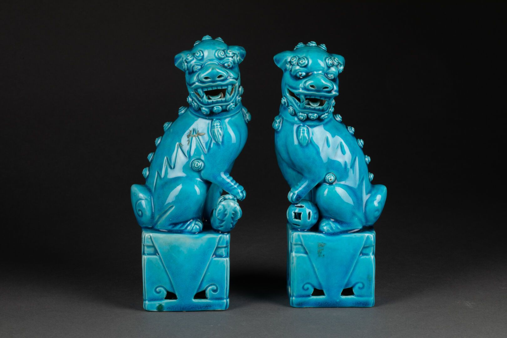 CHINE - Moderne Paire de chiens de Fô 

Porcelaine et couverte turquoise 

H. 19&hellip;