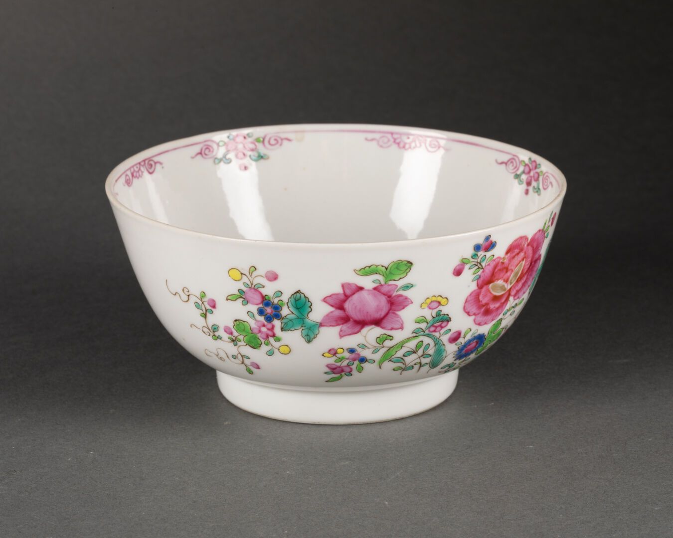 CHINE - Début XXe siècle BOL sur talon à décor floral 

Porcelaine et émaux poly&hellip;